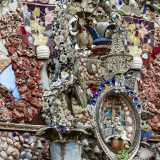 A partire dal timpano centrale, dove fanno bella mostra di s� un lampadario di cristallo...